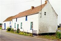 Soignies (Naast). Ch.d'Ecaussinnes. Grange en bauge accroch&eacute;e &agrave; un &eacute;difice 
de 1785. Etat 2000
