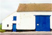 Soignies (Naast). Ch.d'Ecaussinnes. Grange en bauge accroch&eacute;e &agrave; un &eacute;difice 
de 1785. Etat 2000
