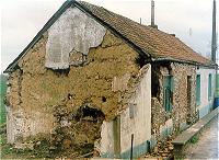 Braine-le-Comte. Logis en bauge. Ch.de Bruxelles.
Etat 1996 (murs remplac&eacute;s par du b&eacute;ton)
