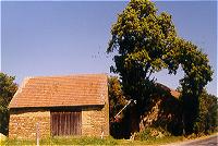 Maison de la Moravie Slovaque. Granges &agrave; Savornik (r&eacute;gion Hodonin). Brique crue, pierre, bois. 
&copy; H. Sklenarikova
