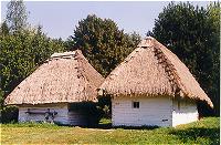 Maison de Kopanice. Mus&eacute;e en plein air de Straznice. Bois tordu des arbres Feuillis. Construction "en fourrure" 
&copy; H. Sklenarikova
